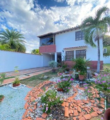 Margarita Island House | Casa Rústica con jardínes en excelente ubicación