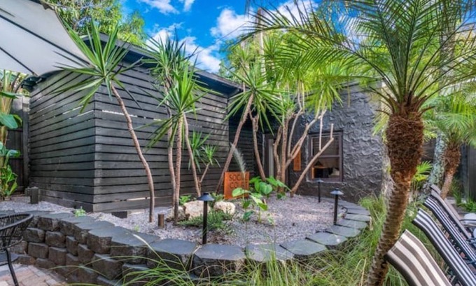 Grandview Heights Apartment | Casa Raven: New Curated Studio for 2: Casa 3