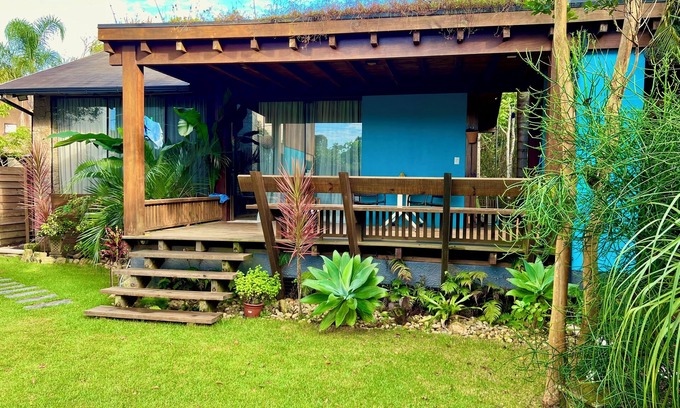 Praia do Rosa House | Casa Rosa Waves, a Balinese inspired retreat, secure gated community, king bed