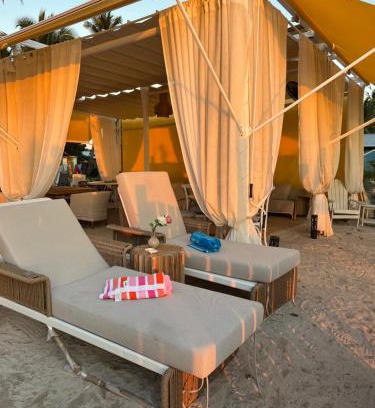 Mano Juan Hotel | Casa rosada beach front