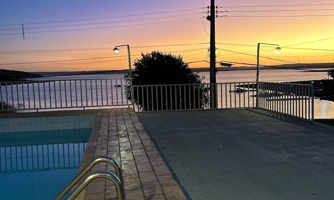 Tres Marias House | Casa Simples e Aconchegante com uma Vista Magnífica Para Represa