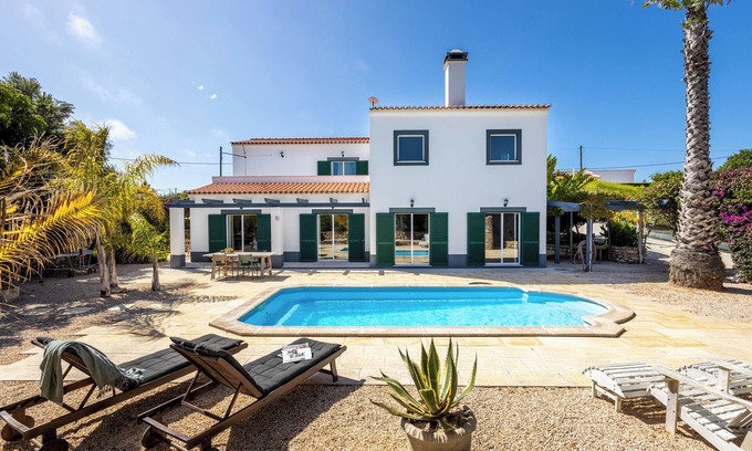 Aljezur Villa | Casa Skip - 4 bedroom villa with lush garden!