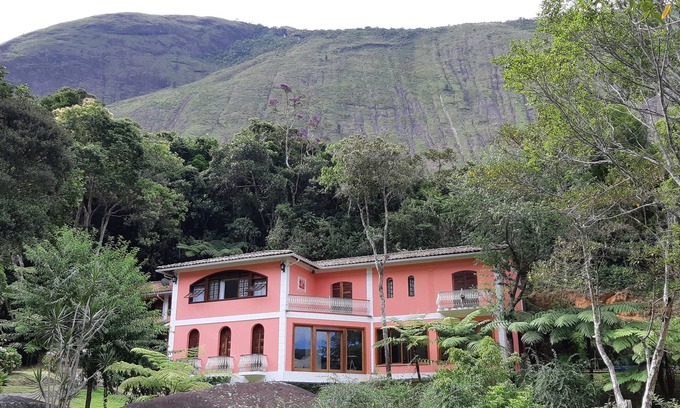 Araras House | Casa Tico tico das Araras surrounded by mountains in a forest reserve.