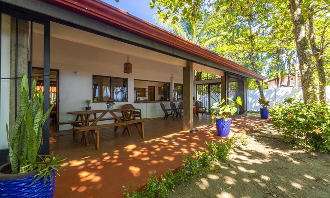 Esterillos Oeste House | Casa Tortuga - Beautiful Spacious Beachfront House