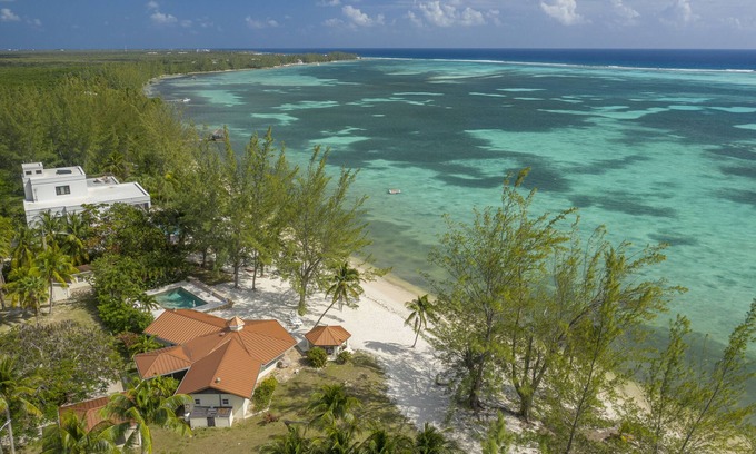 Breakers Villa | Casa Tortuga - private beachfront villa with pool - Call Cayman Villas!