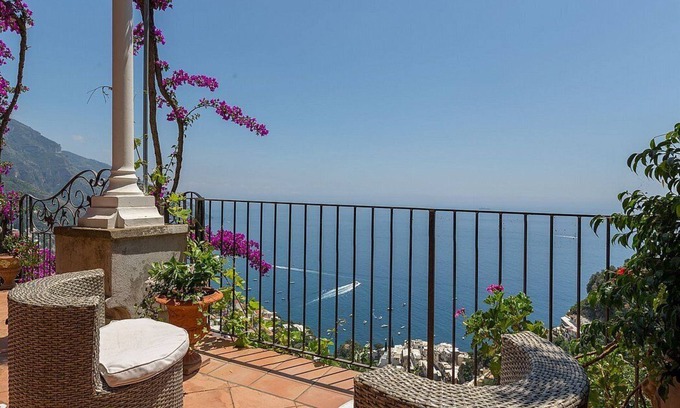 Positano House | Casa Zenia A: A splendid apartment located on a hillside, facing the sea, with Free WI-FI.
