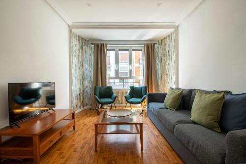 Gros Apartment | Casa Zurriola Beach! - Surf, eat and relax!
