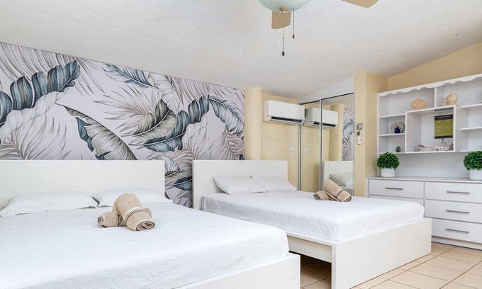 Pedernales House | Casamares: Vacation Room with Pool and Jacuzzi 5 min from Beach and Poblado