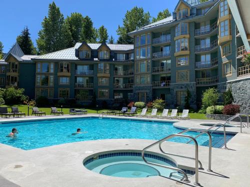 Village North Hotel | Cascade Lodge suite WIFI cable TV 2 hot tubs pool gym sauna bike & ski storage room