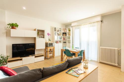 Crescenzago Apartment | CaseOspitali - Alice's House, funzionale trilocale con arredi moderni