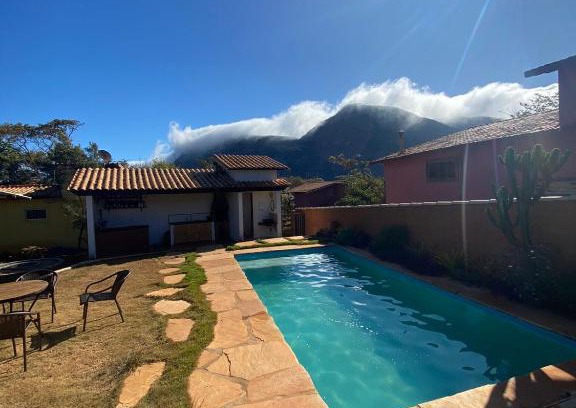 Lapinha da Serra House | CASINHAS DA LAPINHA- 3 Chalés em Lapinha da Serra com cozinha- LATE CHECK OUT- Piscina Compartilhada - Veja a cor do chalé que está locando nas fotos junto aos preços CHALÉS AMARELO, AZUL E LARANJA