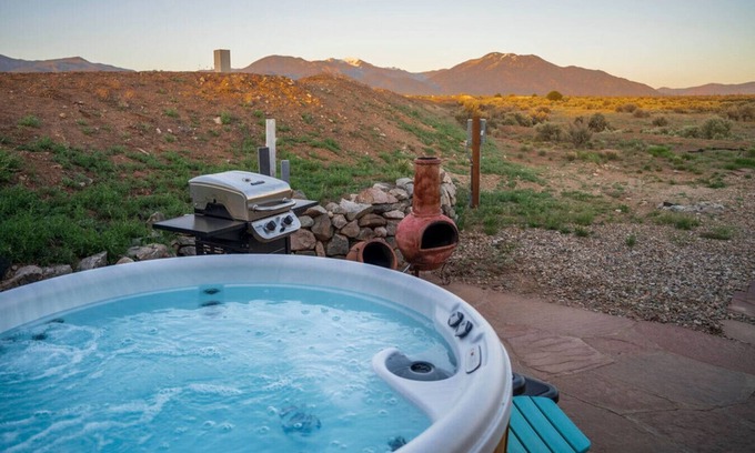 Arroyo Hondo RV Rental | Casita de Alfarero - A Peaceful Escape - New Hot Tub!