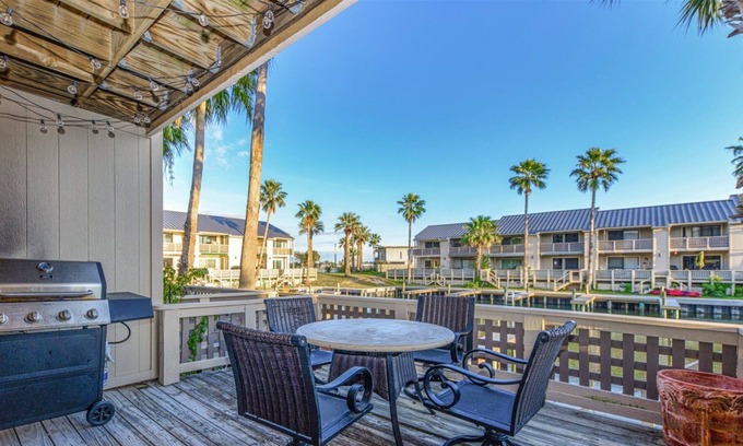 Harbor Oaks Condo | Casita de la Bahia | Pet Friendly, Community Pools