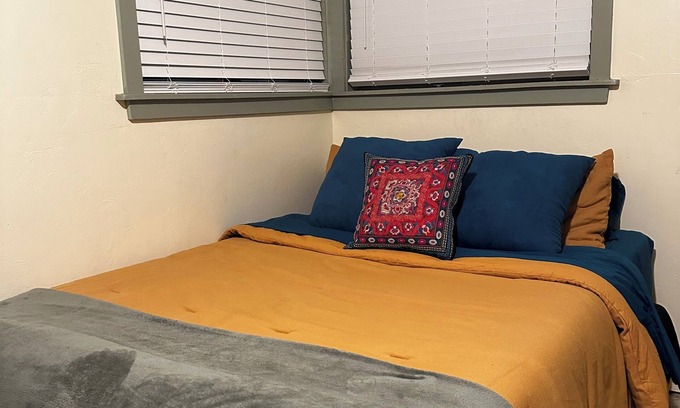 Old Fort Lowell Apartment | Casita Magnolia – Private Desert Studio w/Kitchenette & Parking