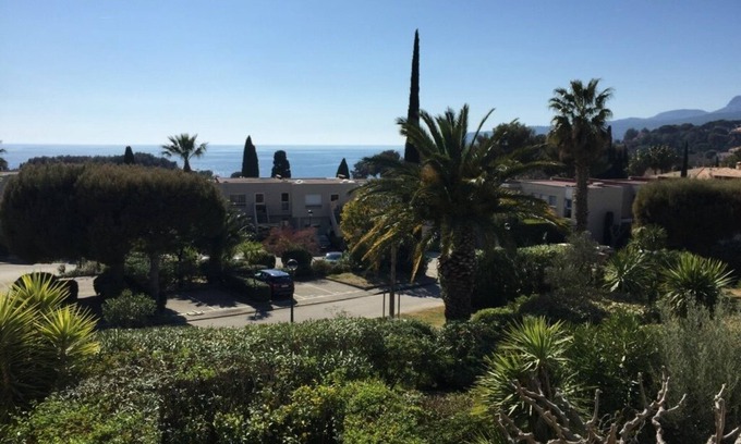Cassis Apartment | Cassis, Apartment with terrace, sea and cliff views. Private parking, Wifi.