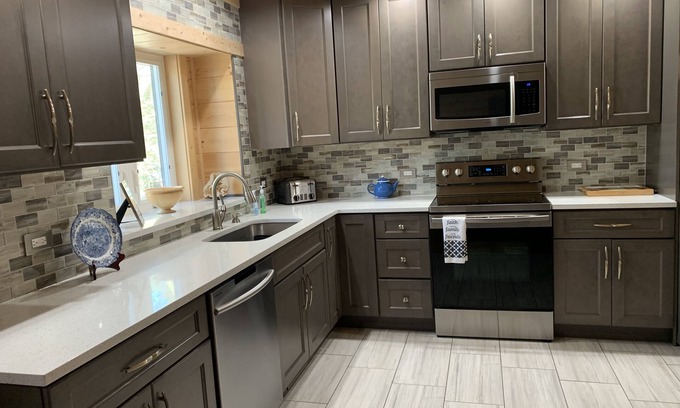 Friendship Cabin | CASTLE ROCK LAKE VIEW