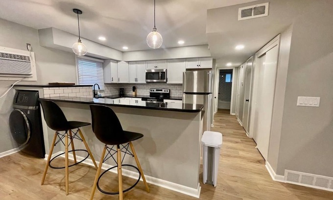 Midtown Apartment | Cathedral 5-Walking Distance to UNMC