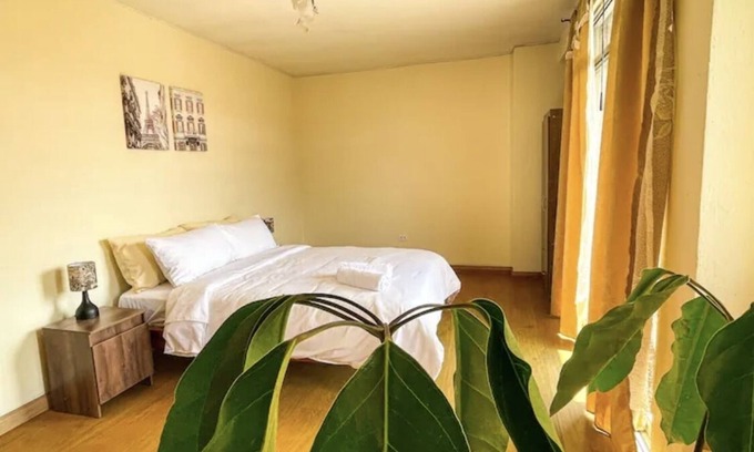 Cuenca Apartment | [Cathedral View] 150m2 3br 2ba + Netflix + Parking
