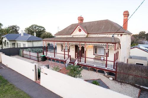 Bendigo House | Cathedral View - Sleeps 16