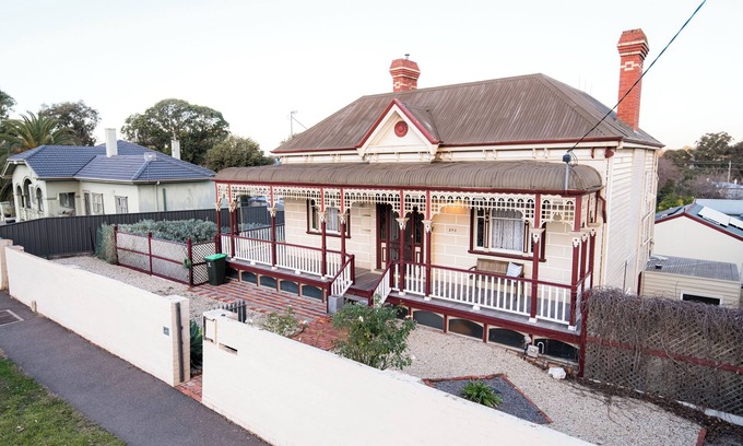 Bendigo House | Cathedral View - Sleeps 16 -Bendigo Signature Accommodation