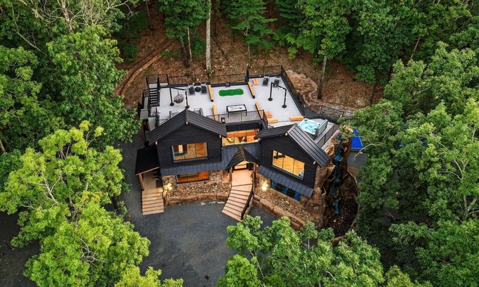 Broken Bow Cabin | Cave Room, Waterfall, Pickleball, Poker Table, Pool Table