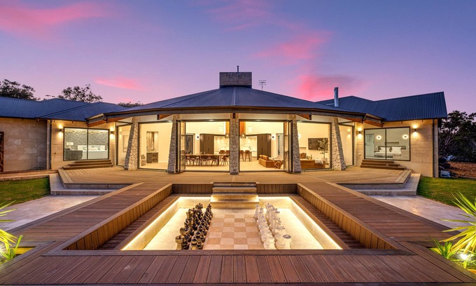 Redgate House | Caves Manor - 5 Star Luxury - Close to it all!
