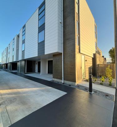 Christchurch City Centre Apartment | CBD 3BR 3BA Garage Walk Stadium