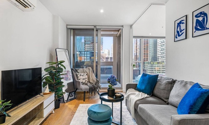 Melbourne Central Business District Apartment | CBD Elegance | 2BR Apt w/Pool, Gym & City Views