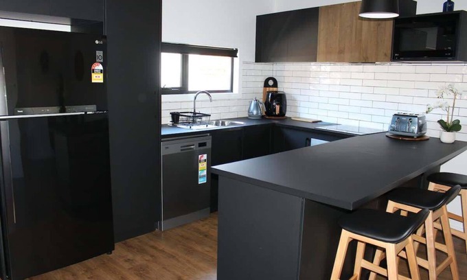 Launceston CBD House | CBD Elizabeth St Modern Townhouse - Secure Parking