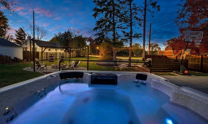 South Bend House | ~CBS Featured~ HUGE HOT TUB|CINEMA|Firepit