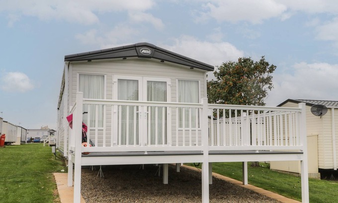 Cayton Bay Cabin | CEDAR 1, pet friendly, country holiday cottage, with pool in Cayton