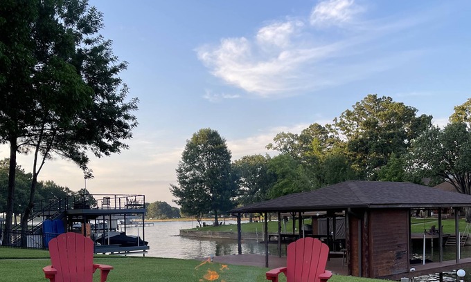 Malakoff House | Cedar Creek Lake House-Sleeps up 14 on double lot w/ fire pit & boat dock