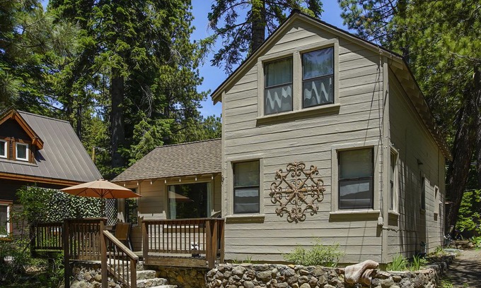 Sunnyside House | **Cedar Crest Cabin~ Tahoe Park Beach and Pier Access