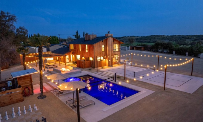 Paso Robles House | Cedar House | Pickleball, Saltwater Pool, Sauna