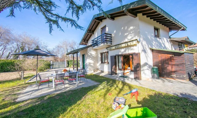 Angera House | Cedar House Villa Few Minutes From Lake - Happy Rentals