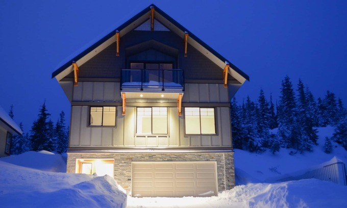 Courtenay House | Cedar Lodge: Mountain Views + Lvl2 EV + Ping Pong