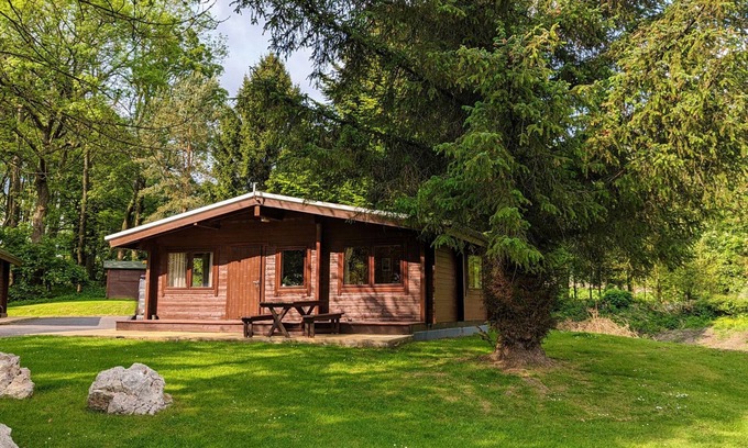 Ingleton Cottage | CEDAR LODGE, pet friendly, character holiday cottage in Ingleton