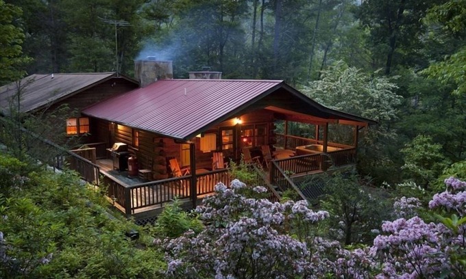 Highlands Cabin | Cedar Log Cabin <10 mins to Main St, 2 Fireplaces, Fast Sat Wifi, Hot Tub