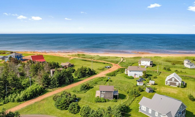 Darnley Cottage | Cedar Shanty, cozy cottage steps from Thunder Cove