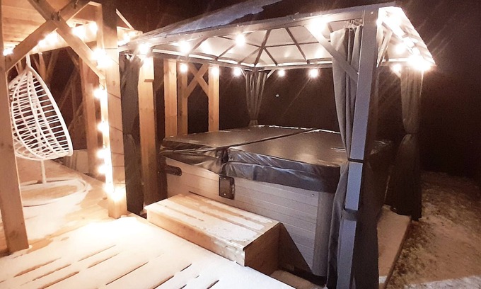 Orillia Apartment | ❤ Cedar-View Studio with Hot Tub ❤n
