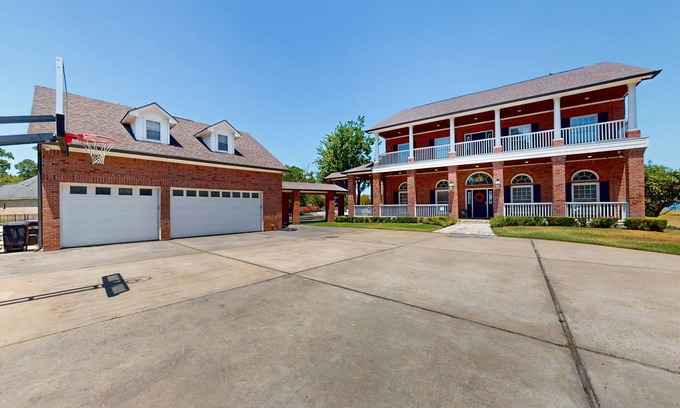 Walden on Lake Conroe House | CedarGrove Hideaway - Main House | Lakeside stay in Montgomery