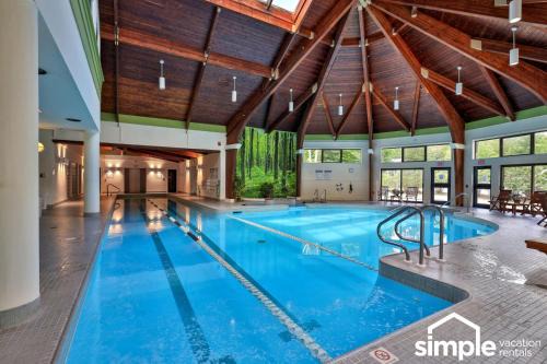 Killington House | Cedarwood Retreat - 3BR Vermont Condo with Spa, Pool, Fireplace & Private Sauna