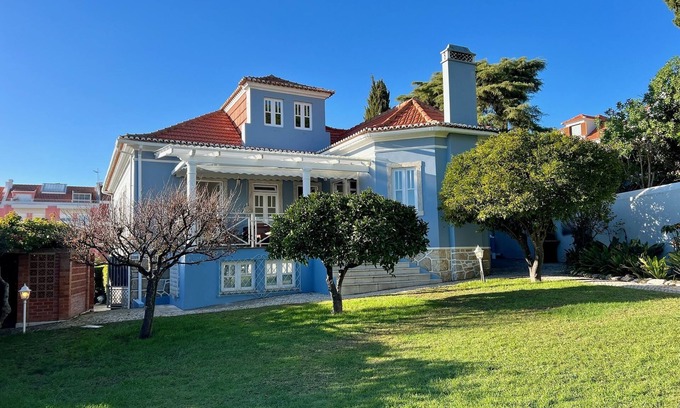 Parede Villa | Centenary property with a lush garden in the town center and near the Ocean