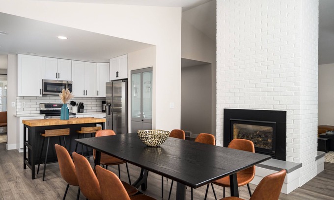 Englewood House | Centennial, Great Family&Group, 2 Ensuite BR, Fast WiFi, Arcade, Games, Fire Pit