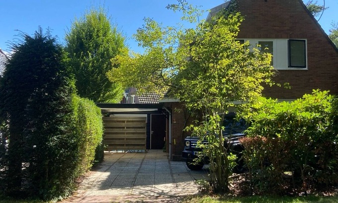Bergen Villa | Centraal Gelegen Grote Villa op echt prachtige Locatie bij bos en en Centrum