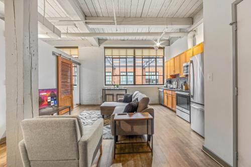 Downtown Cleveland Apartment | Central 1 BD Loft l Downtown l Parking l Sofa Bed