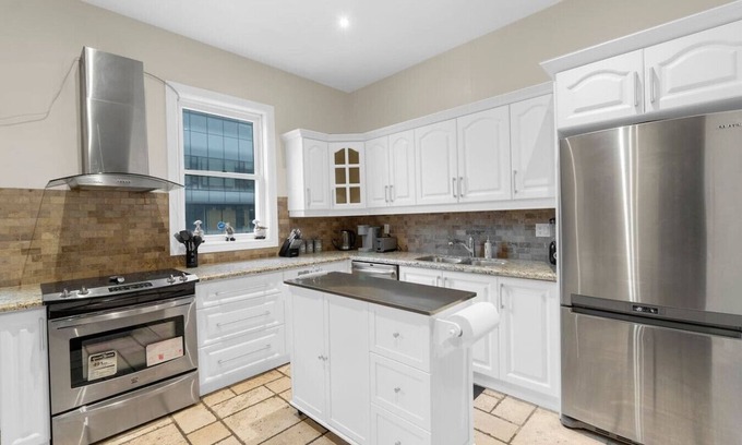 Church and Wellesley House | Central 2BR - King Bed - 1 min to Subway/Yonge St