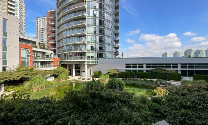 Crosstown Apartment | Central 3BR Suite w/Pond View & Luxe Amenities