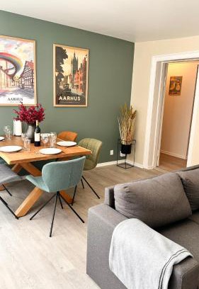 Vesterbro Apartment | Central Aarhus Lejlighed i Gadeplan med Parkering lige udenfor