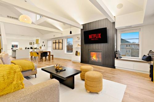 Downtown Apartment | Central and Luxury 2BR Suite with Den & BBQ, Sleeps 6!